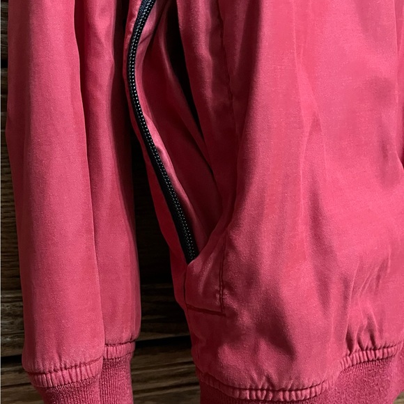 Izod XFG(X-Treme Function Golfwear), burgundy V-Neck pullover, size Small - Picture 2 of 9